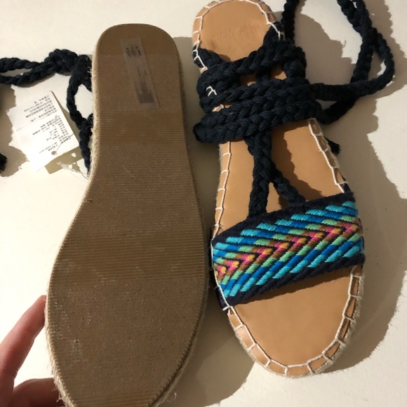 BNWT hollister lace up sandals - Picture 4 of 5